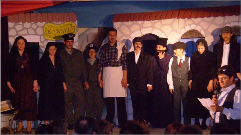 Οι στντελεστές της θεατρικής παράστασης "Η Ένατη Εντολή" του Διονύση Δουβίτσα επί σκηνής.