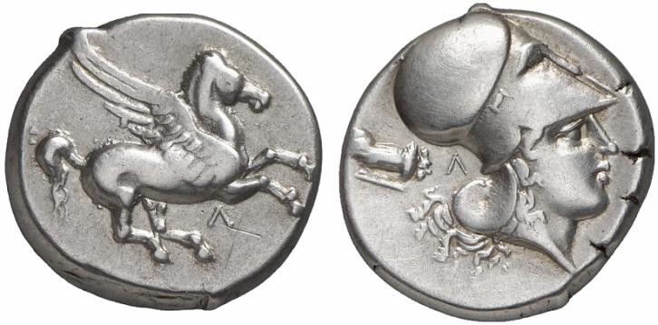 8,25 γραμμάρια.   Στη μια πλευρά απεικονίζεται ο Πήγασος -το πτερωτό άλογο- και το γράμμα Λ, το αρχικό του ονόματος της Λευκάδας. Στην άλλη πλευρά απεικονίζεται η κεφαλή της Χαλινίτιδος Αθηνάς και επίσης το γράμμα Λ.