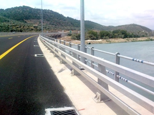 To  τμήμα  περιλαμβάνει γέφυρα μήκους 690 μέτρων στον Αχελώο, κοιλαδογέφυρα μήκους 140 μέτρων στην περιοχή Αγγελοκάστρου. 