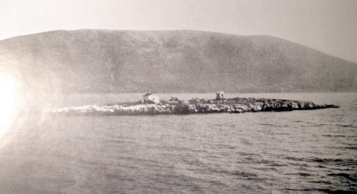 Το νησί Δασκαλιό-Αστερίς από δυτικά που εκλαμβάνεται από τους Ιθακιστές ως η Ομηρική Αστερίς και στο βάθος το Θιάκι (Πηγή: Wilhelm Dörpfeld, Alt-Ithaka, zweiter Band, Beilage 6)