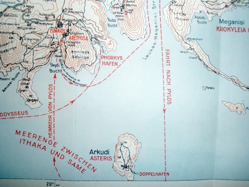 Διακρίνονται στο χάρτη, το νησί Αρκούδι-Αστερίς, το λιμάνι του Φόρκυνος, η πορεία του Οδυσσέα προς την Πύλο, η πορεία που ακολούθησε στην επιστροφή του από την Πύλο και ο όρμος Σκύδι που αποβιβάστηκε αποφεύγοντας την ενέδρα των μνηστήρων (Πηγή: Wilhelm Dörpfeld, Alt-Ithaka, zweiter Band, Tafel 2)
