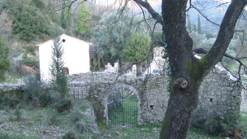 Το Μοναστήρι της Κόκκινης Εκκλησίας του 15ου αίώνα χτισμένο στις ανατολικές πλαγιές του όρους Σκάρος